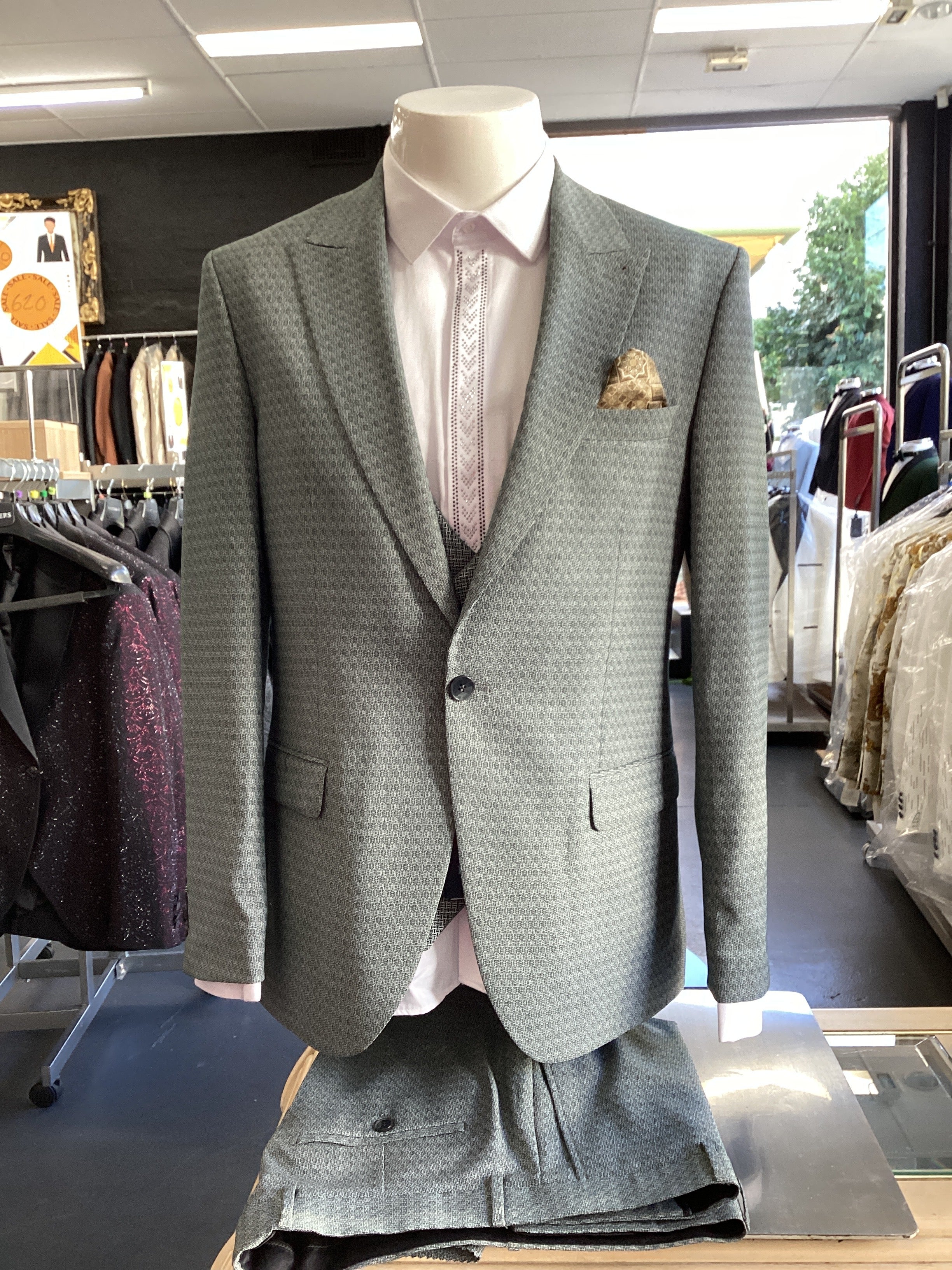 Edgers Men’s Three-Piece Suit