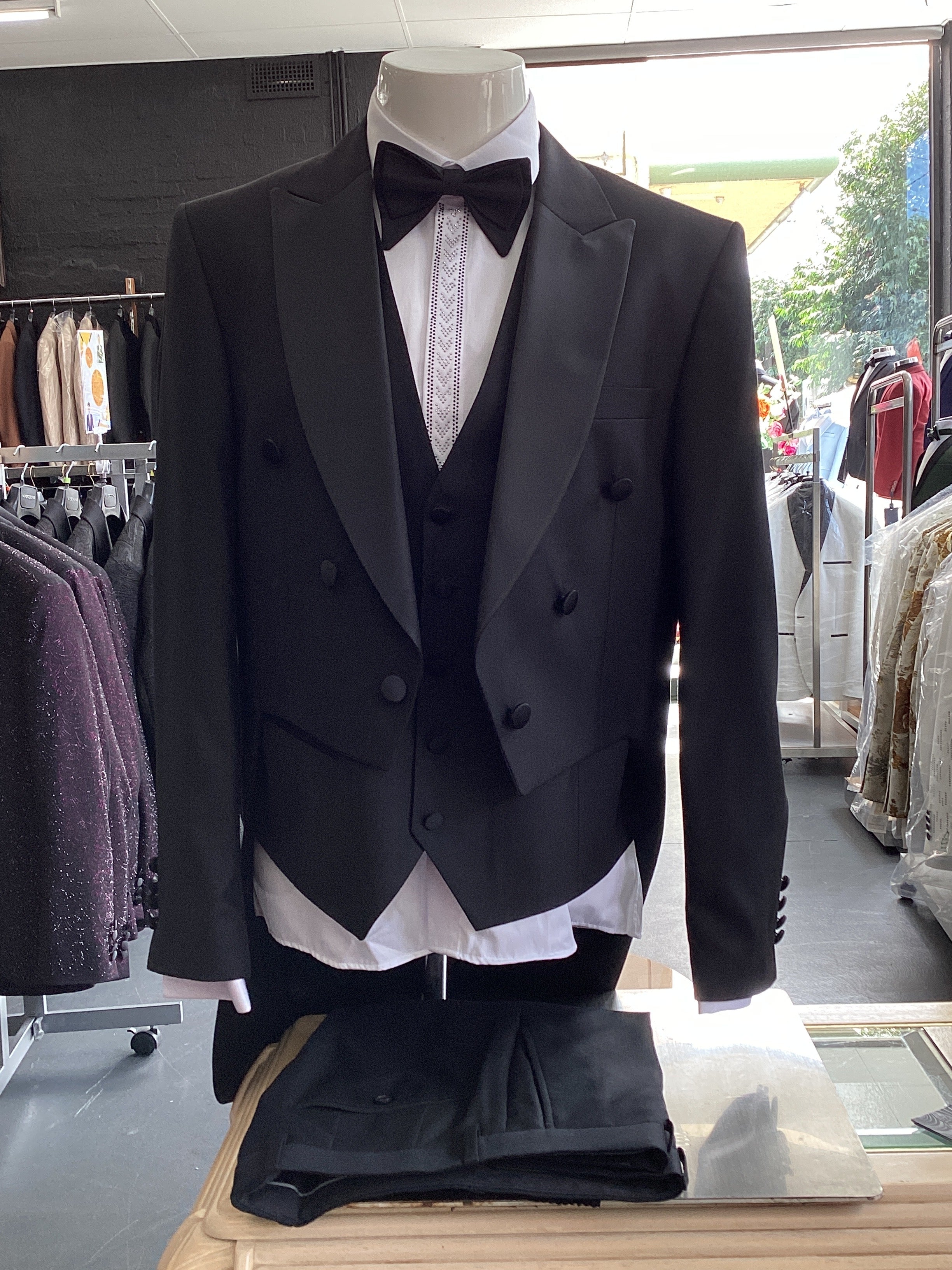 Edgers Men's Three-Piece Suit + Bow tie