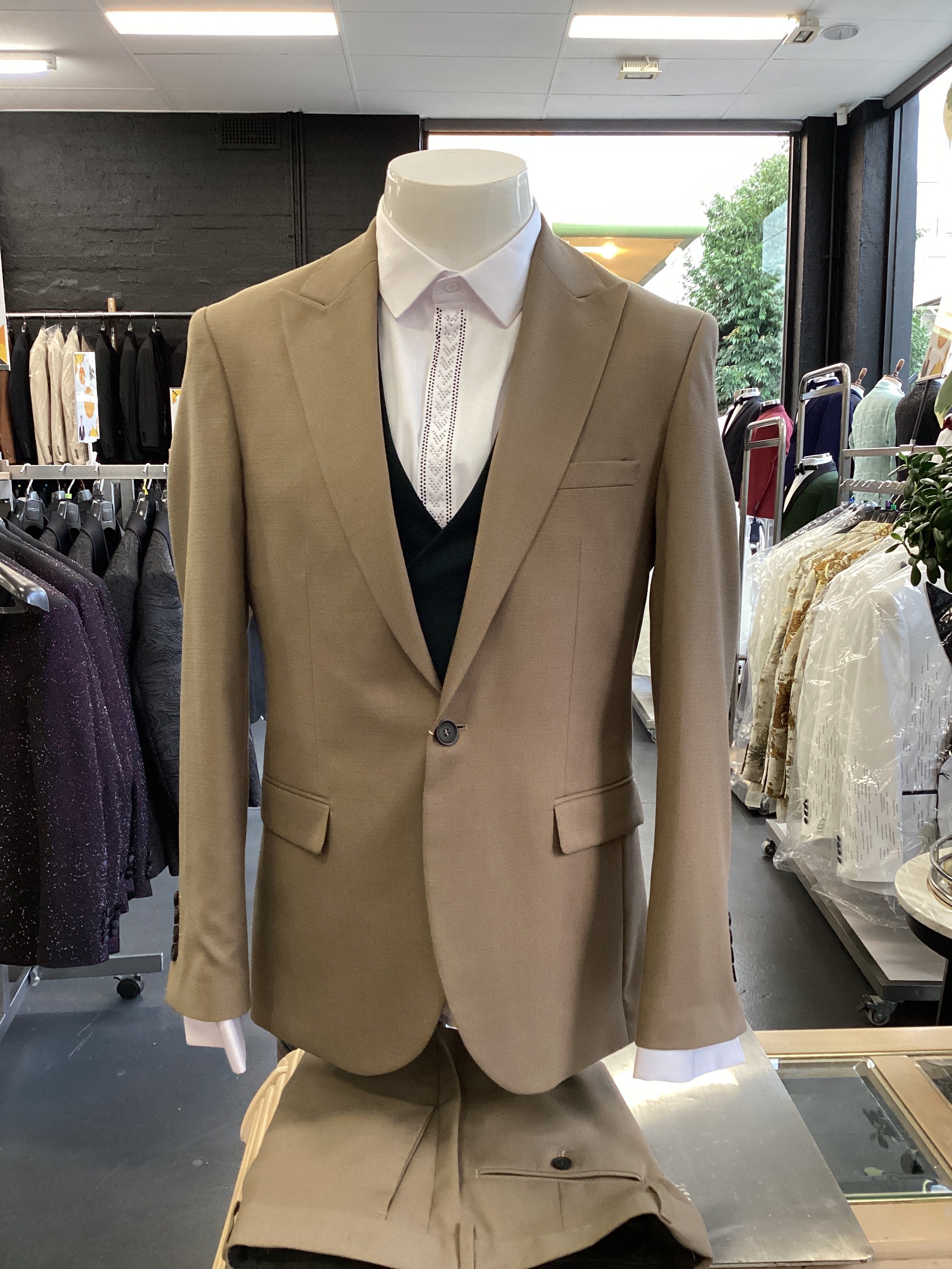 Edgers Men's Three-Piece Suit