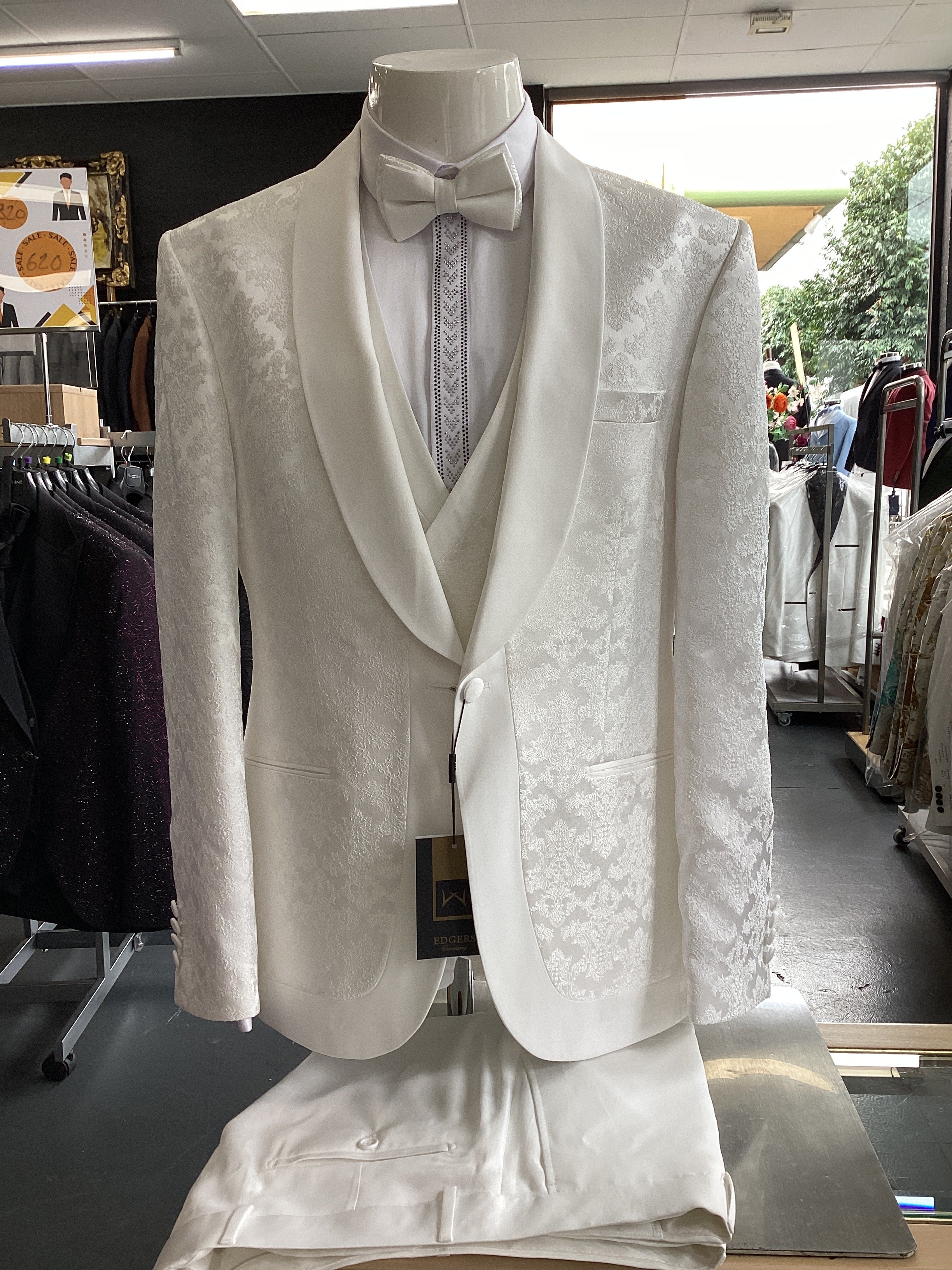 Edgers Men’s Three-Piece Suit