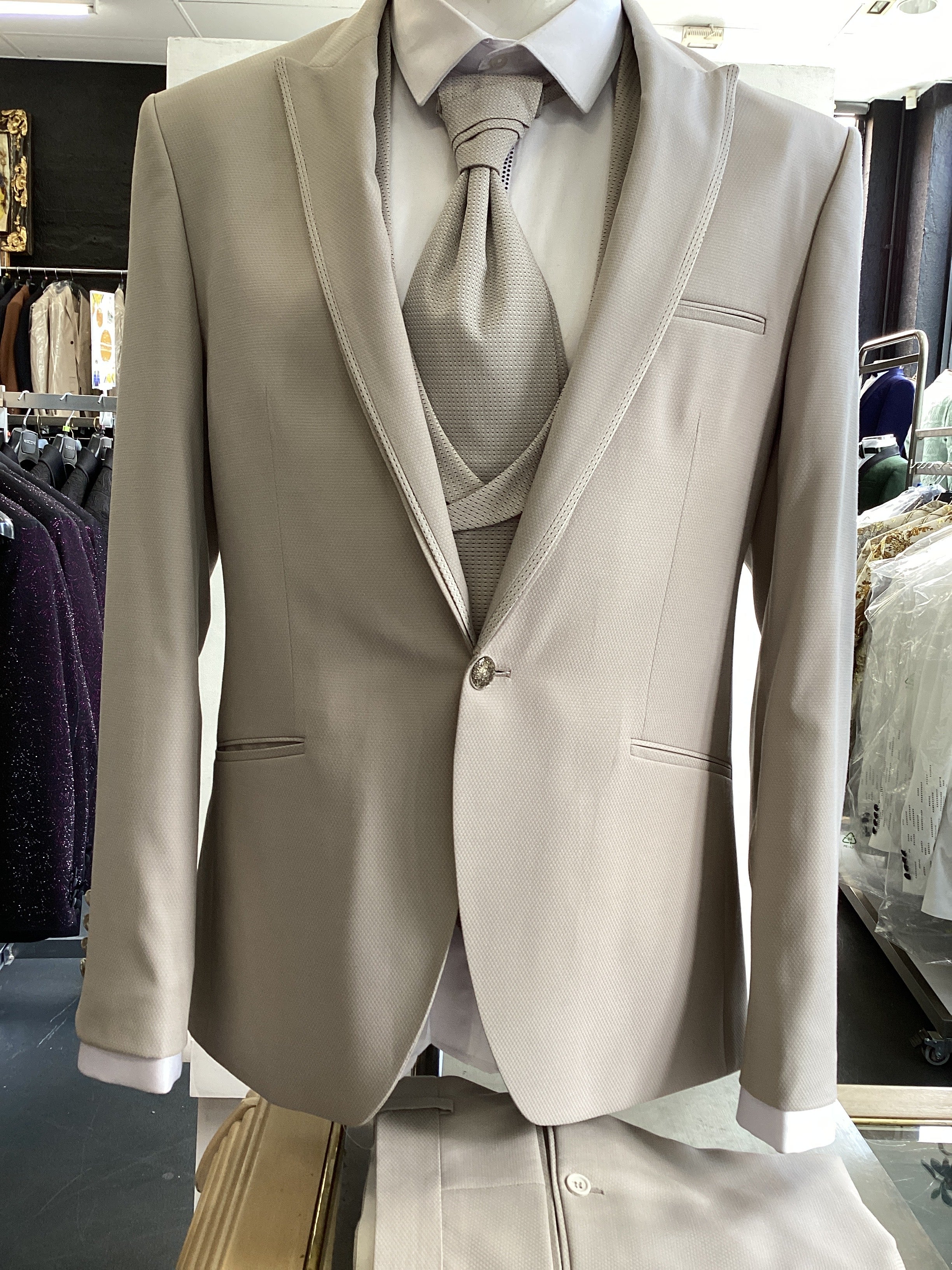 Hermose Men’s Three-Piece Suit + Tie