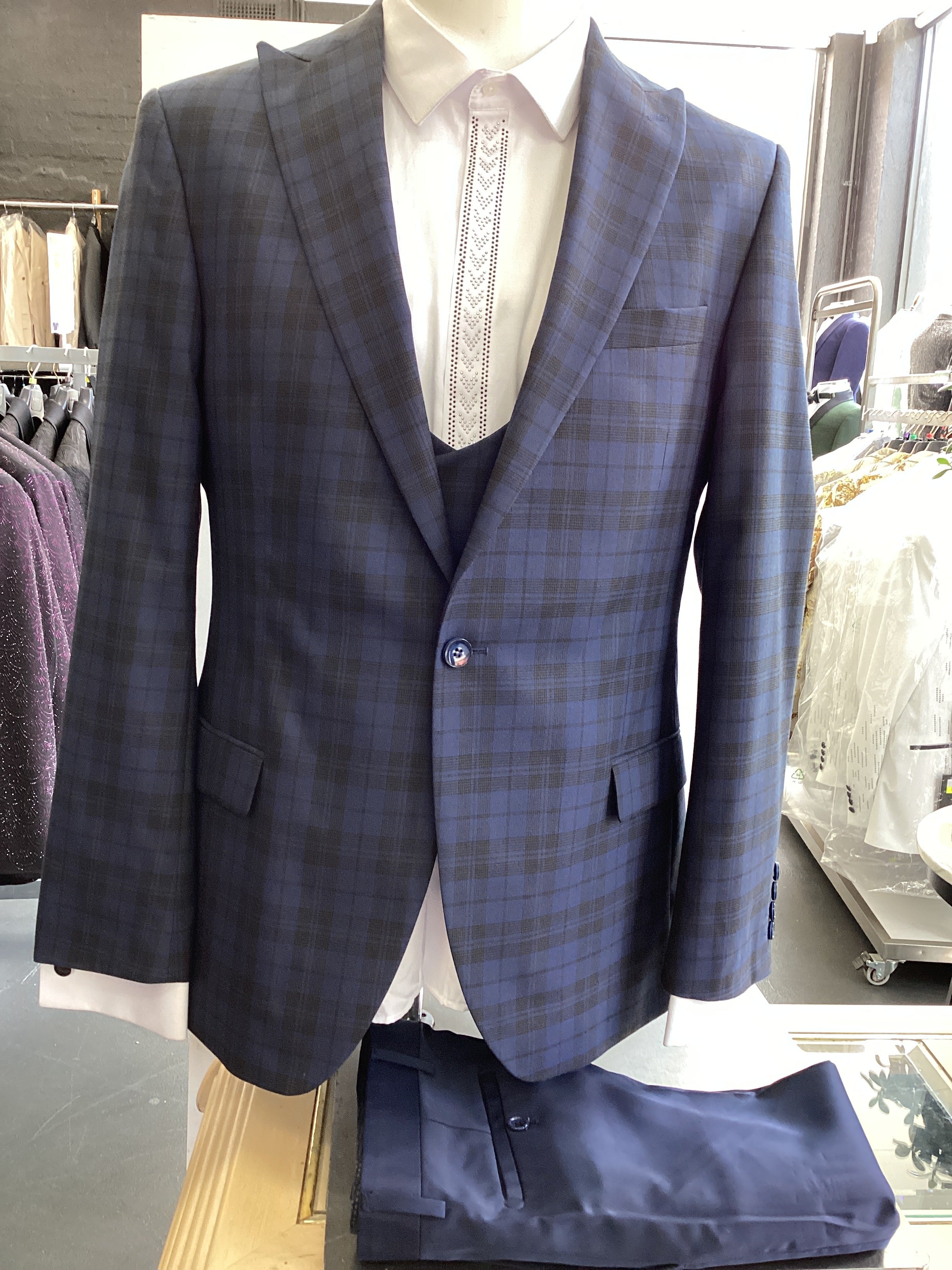 Piserro Men’s Three-Piece Suit