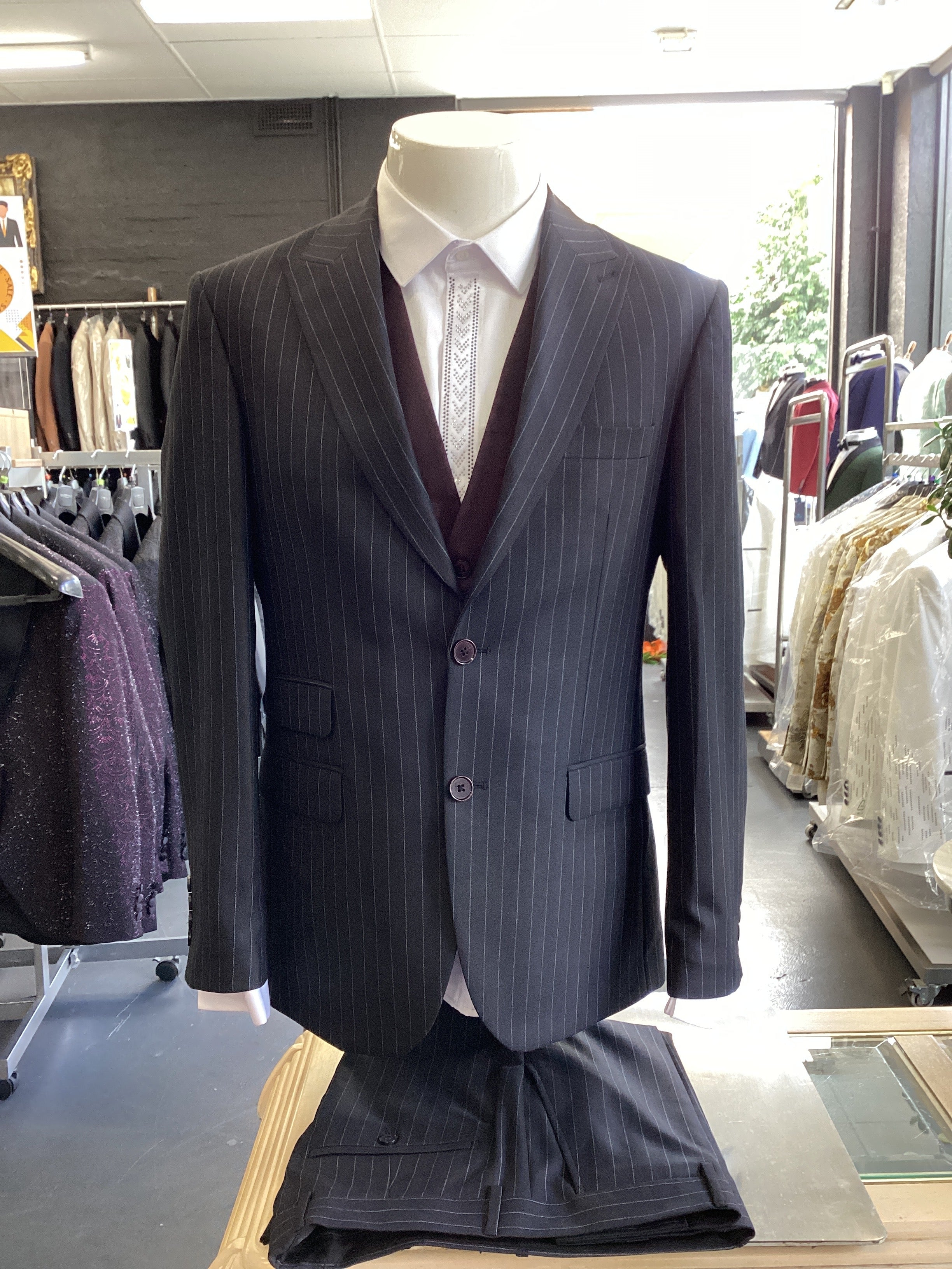 Edgers Men’s Three-Piece Suit