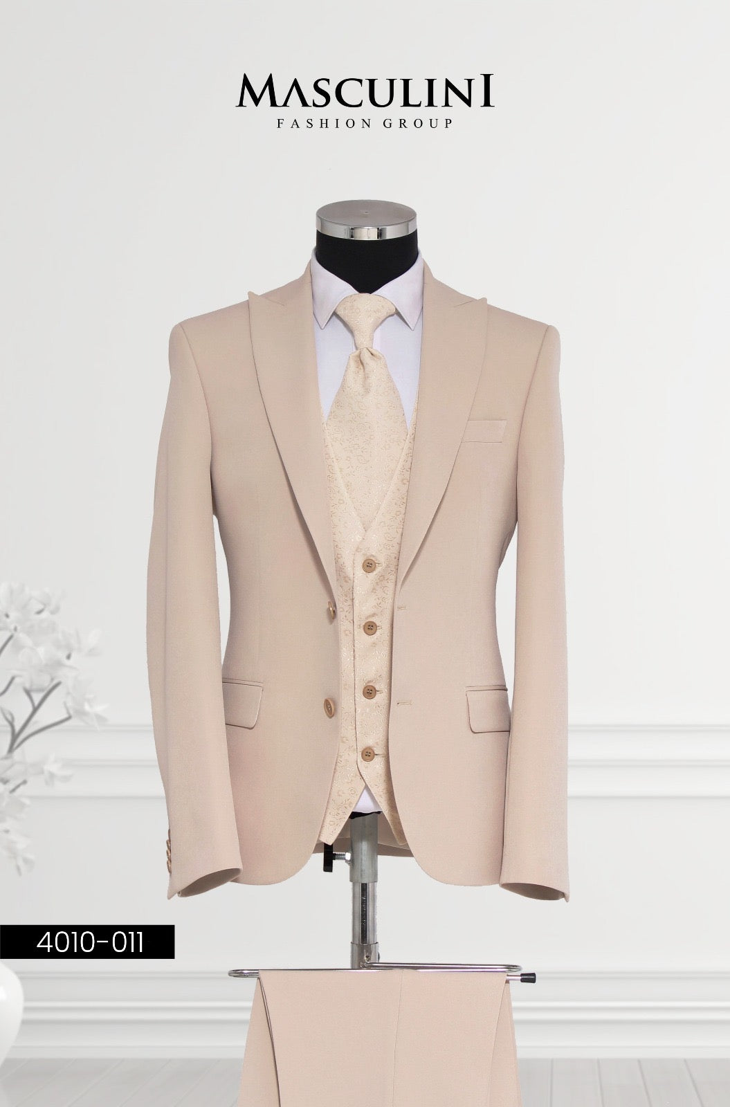 Masculini Men’s Three-Piece Suit + Tie
