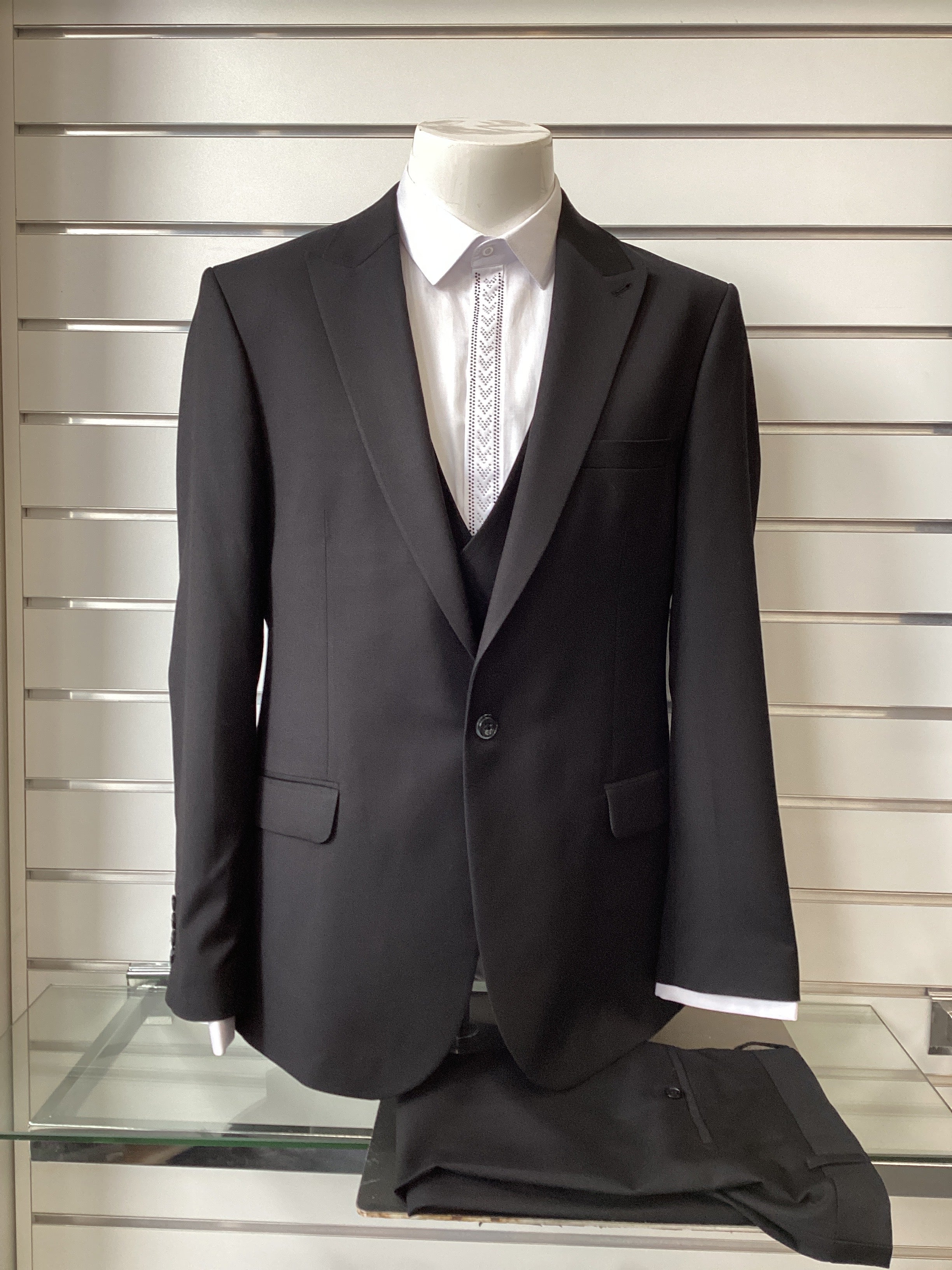 Edgers Men’s Three-Piece Suit