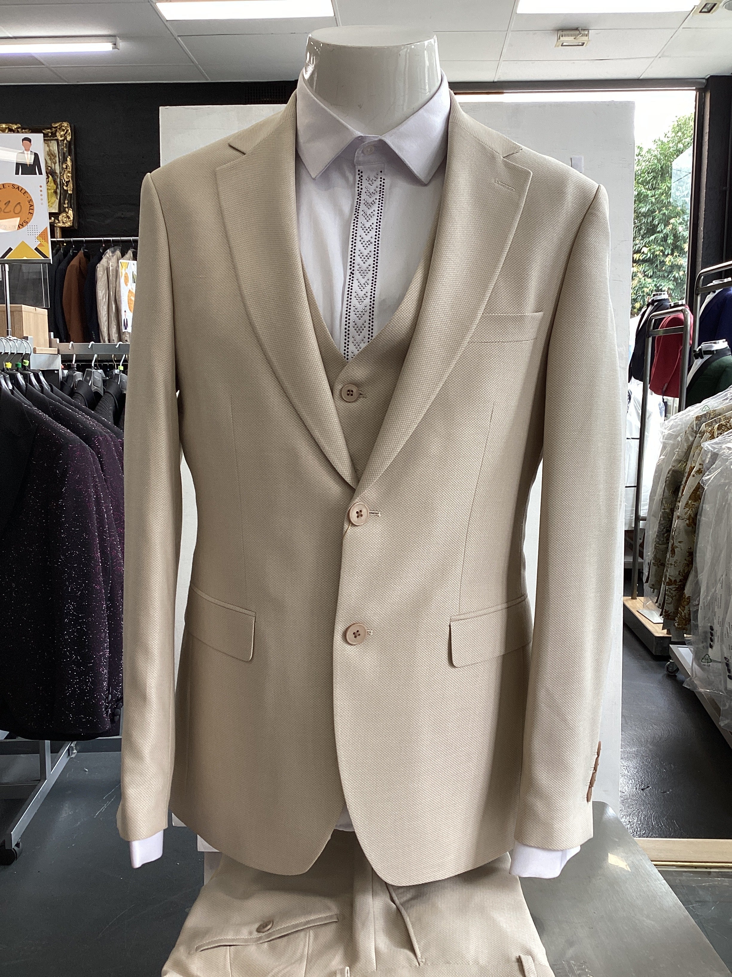 Edgers Men’s Three- Piece Suit