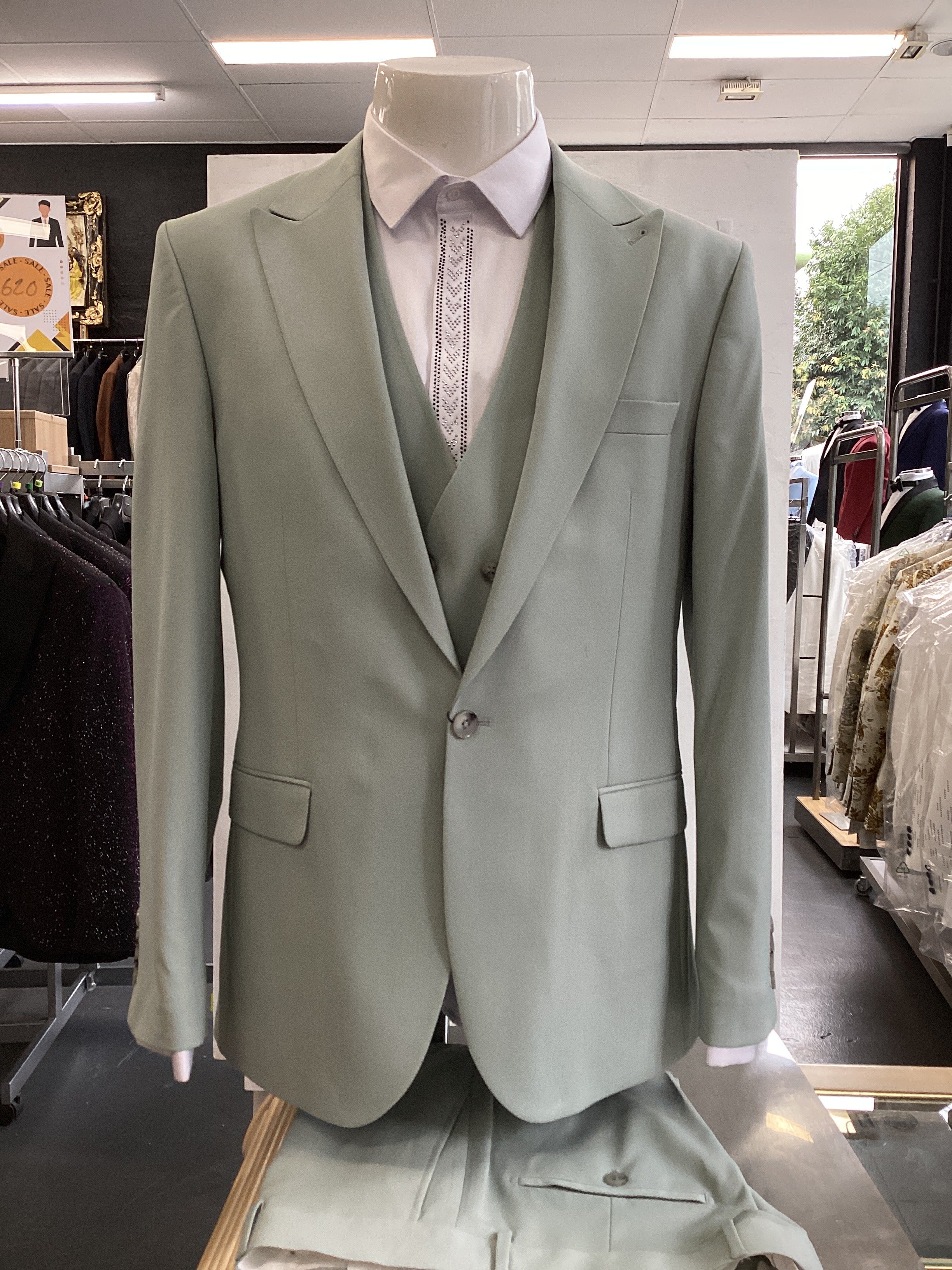 Edgers Men’s Three-Piece Suit