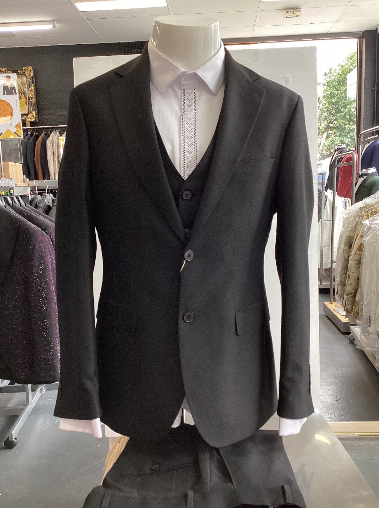 Edgers Men’s Three- Piece Suit