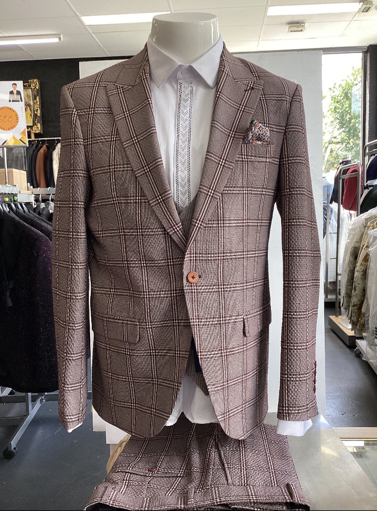 Edgers Men’s Three-Piece Suit