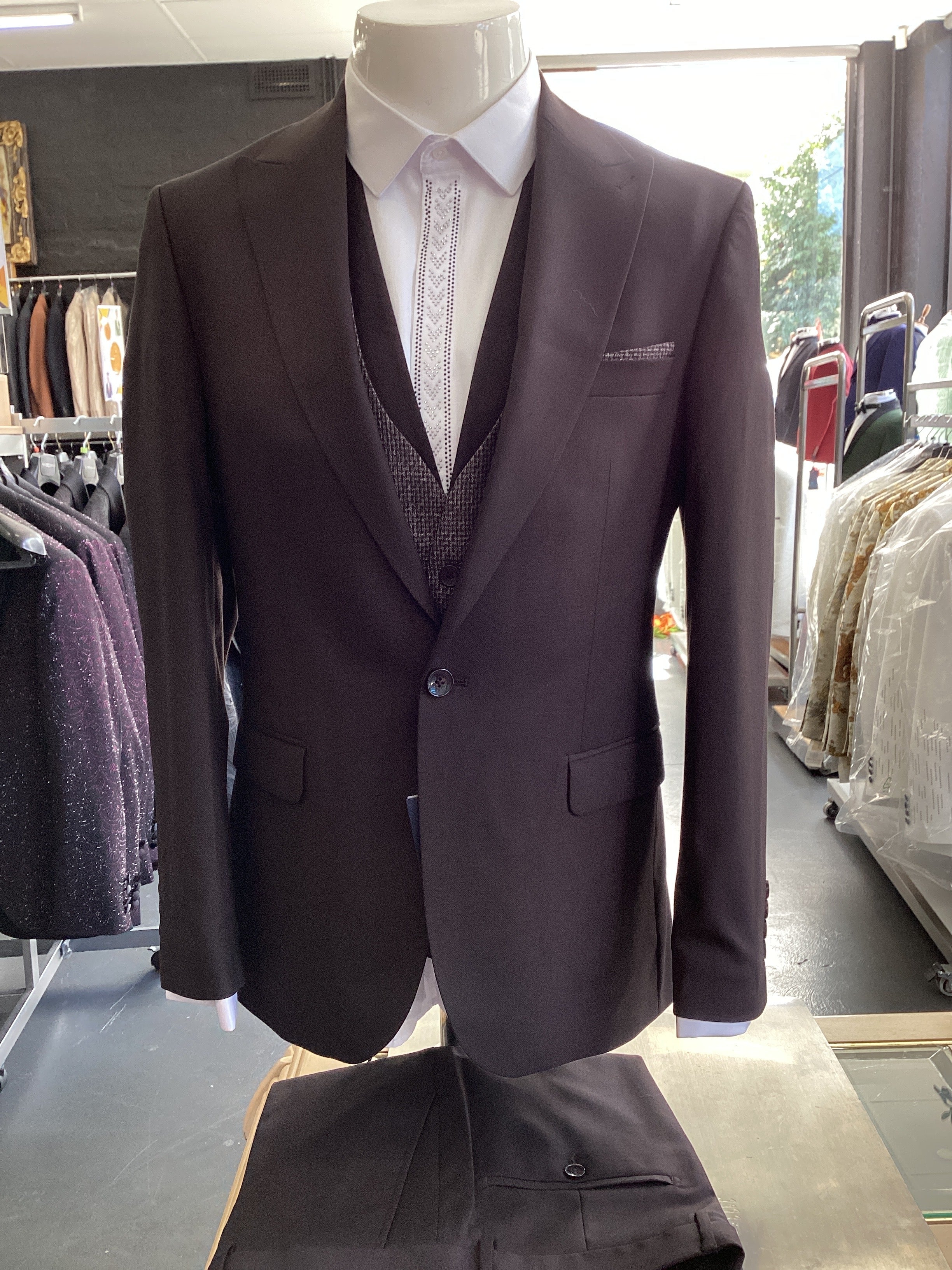 Edgers Men’s Three-Piece Suit