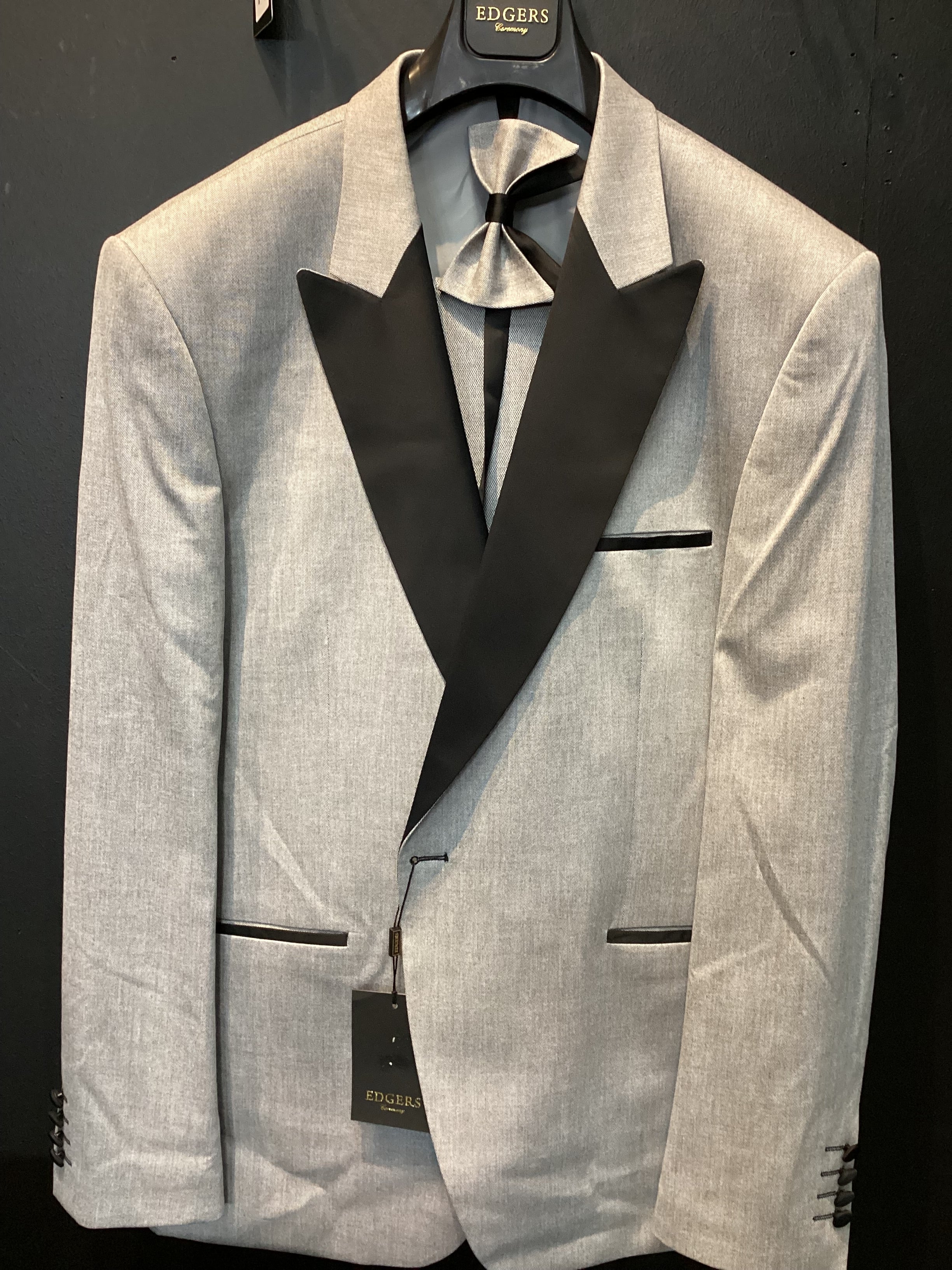 Edgers Men’s Three-Piece Suit