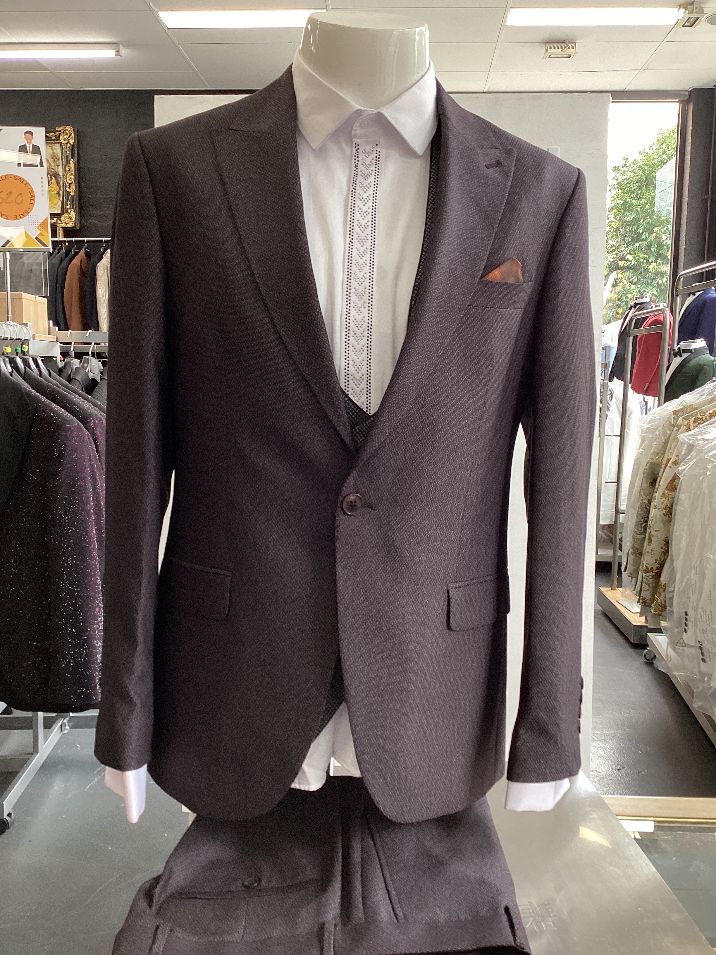 Edgers Men’s Three-Piece Suit