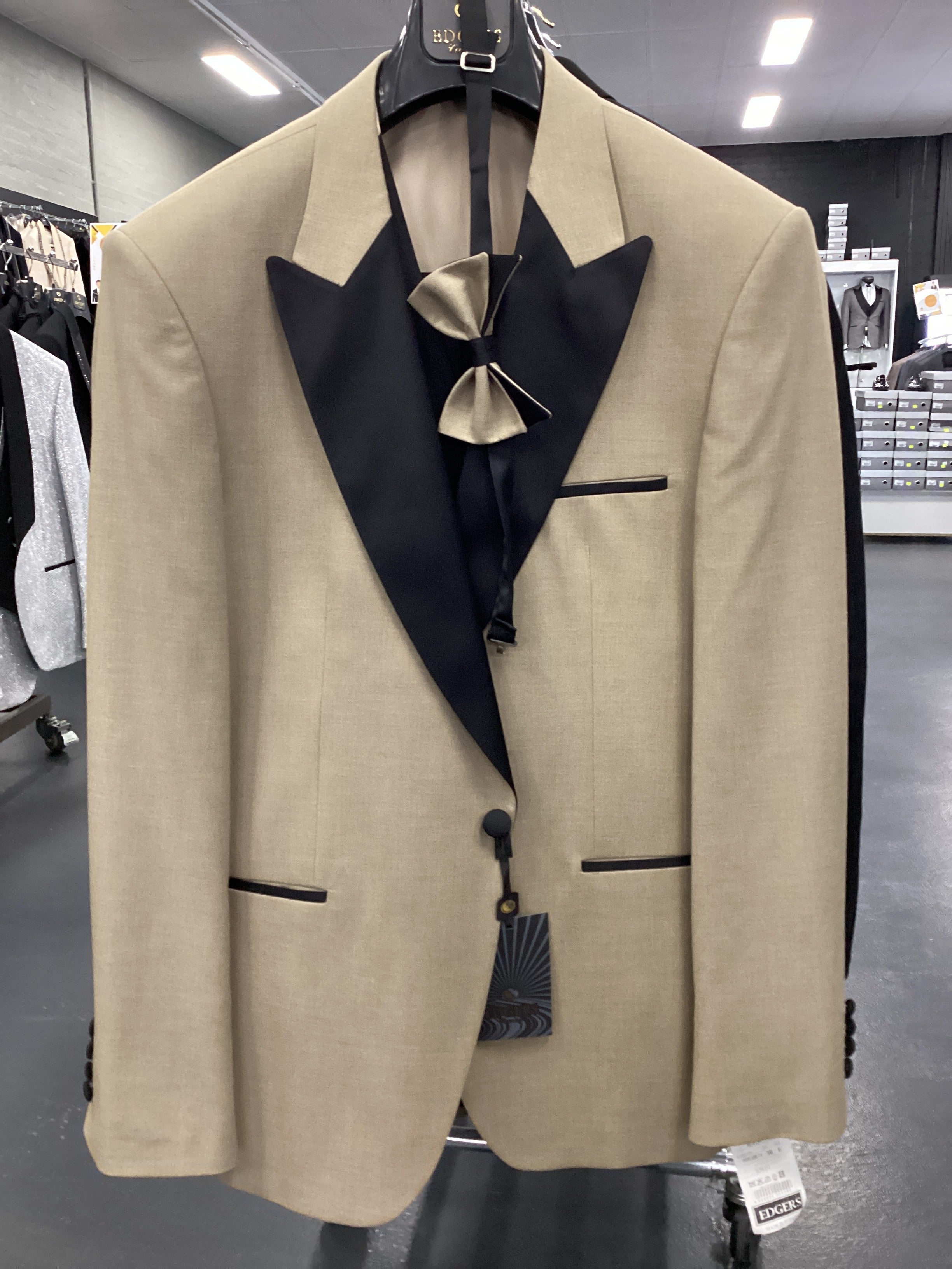 Edgers Men’s Three-Piece Suit