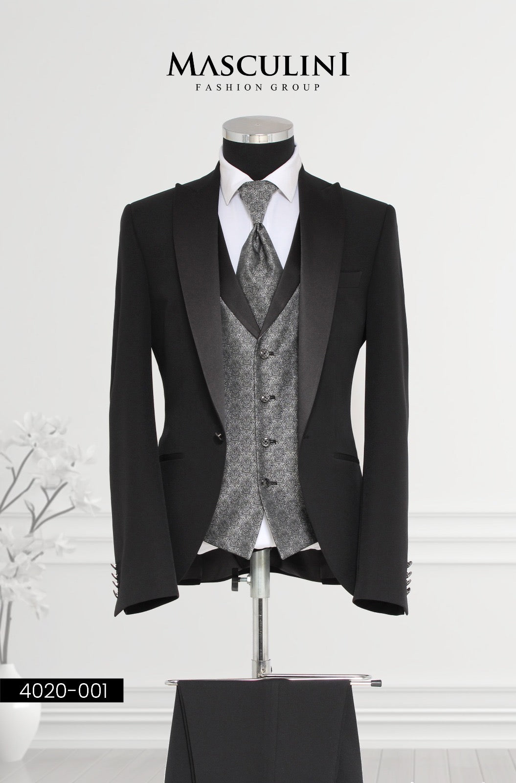 Masculini Men’s Three-Piece Suit + Tie