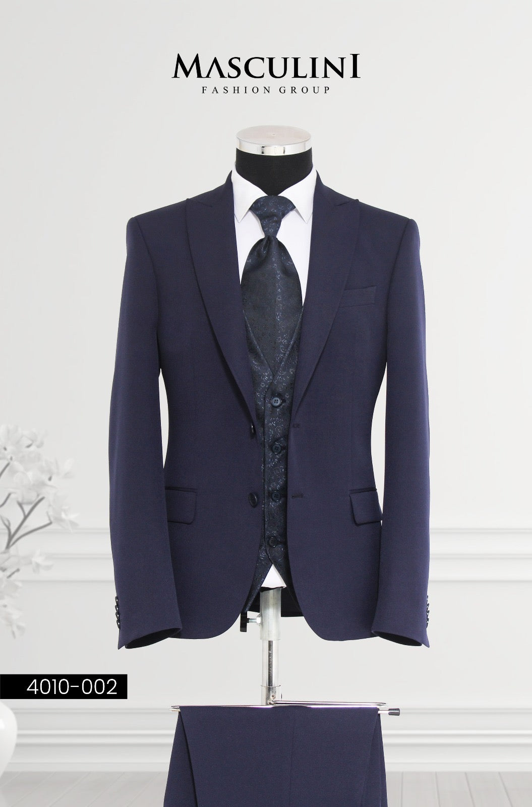 Masculini Men’s Three-Piece Suit + Tie