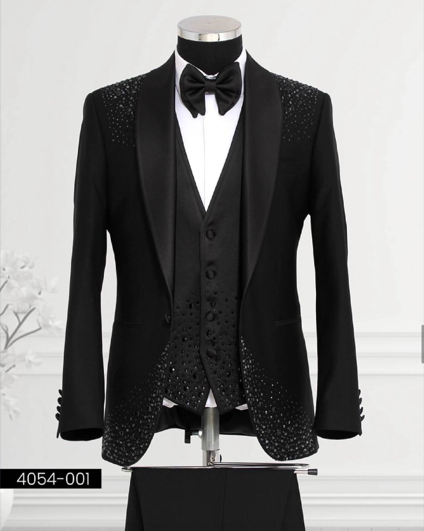 Musculini Men’s Three-Piece Suit  + Bow tie