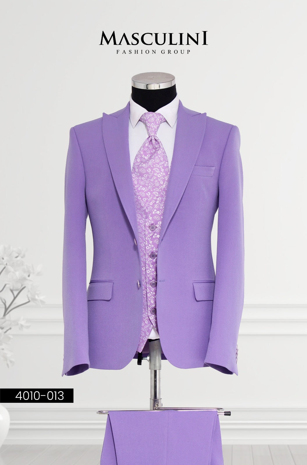 Masculini Men’s Three-Piece Suit + Tie