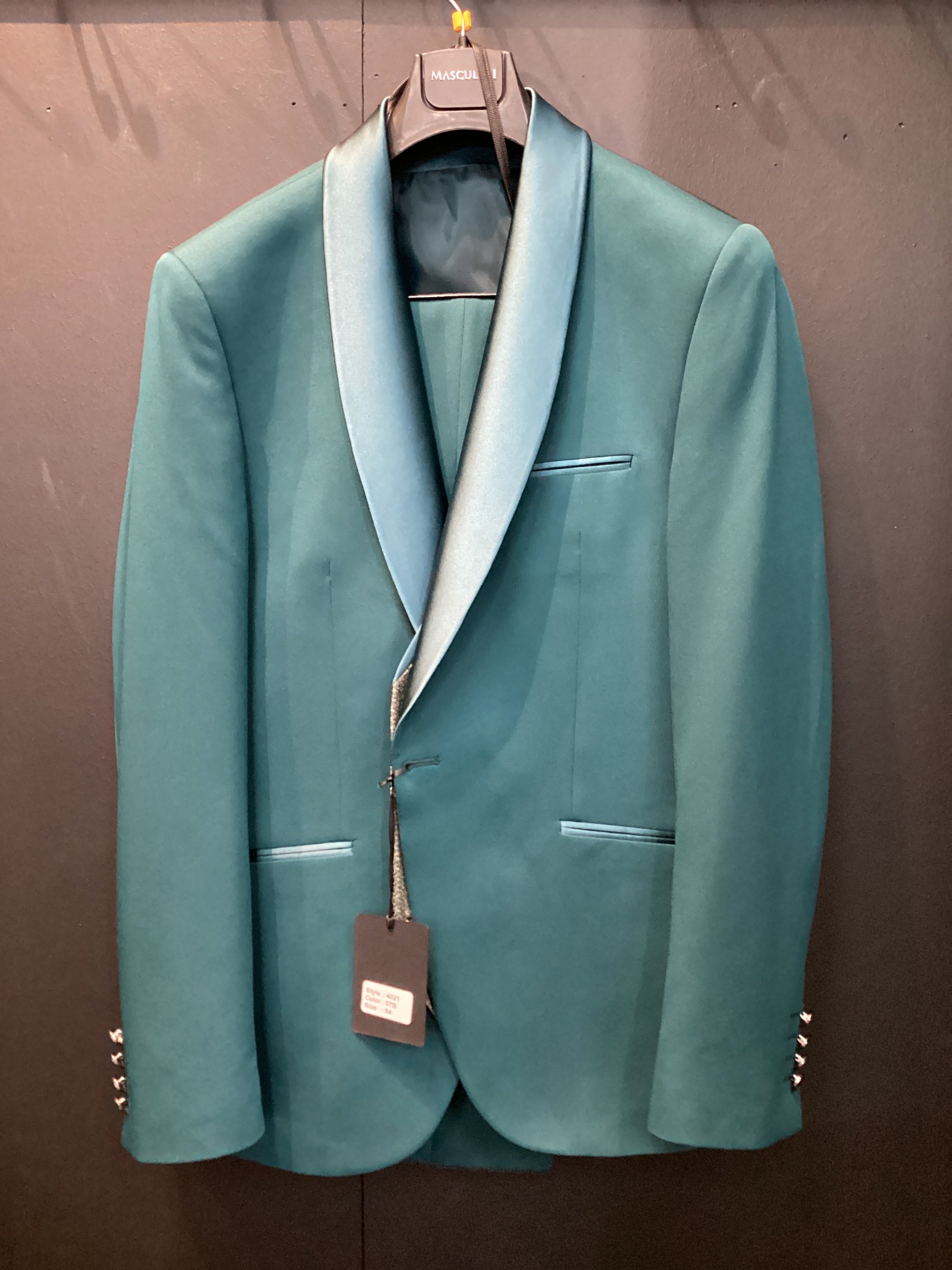 Masculini Men’s Three-Piece Suit + Tie