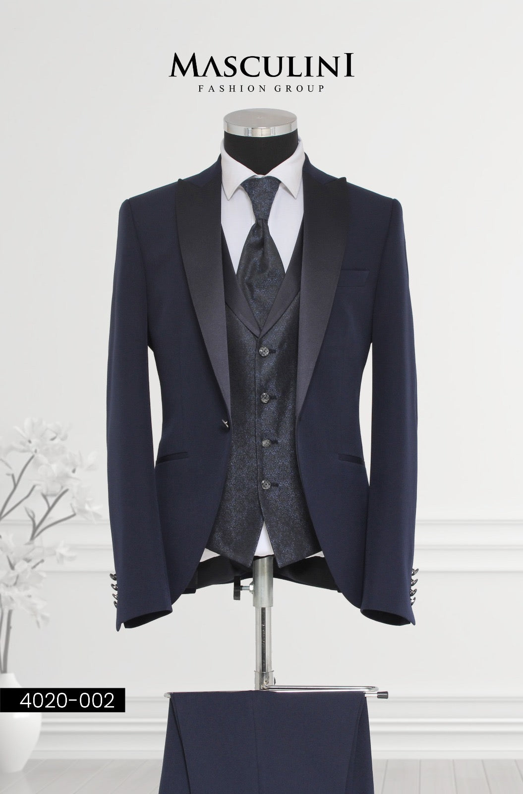 Masculini Men’s Three-Piece Suit + Tie