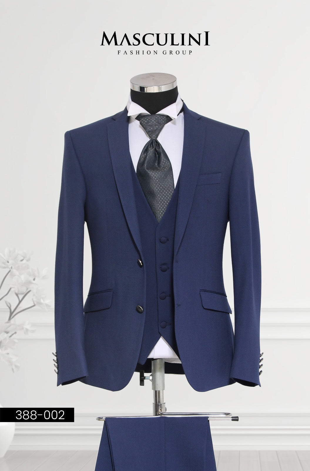 Masculini Men’s Three-Piece Suit + Tie