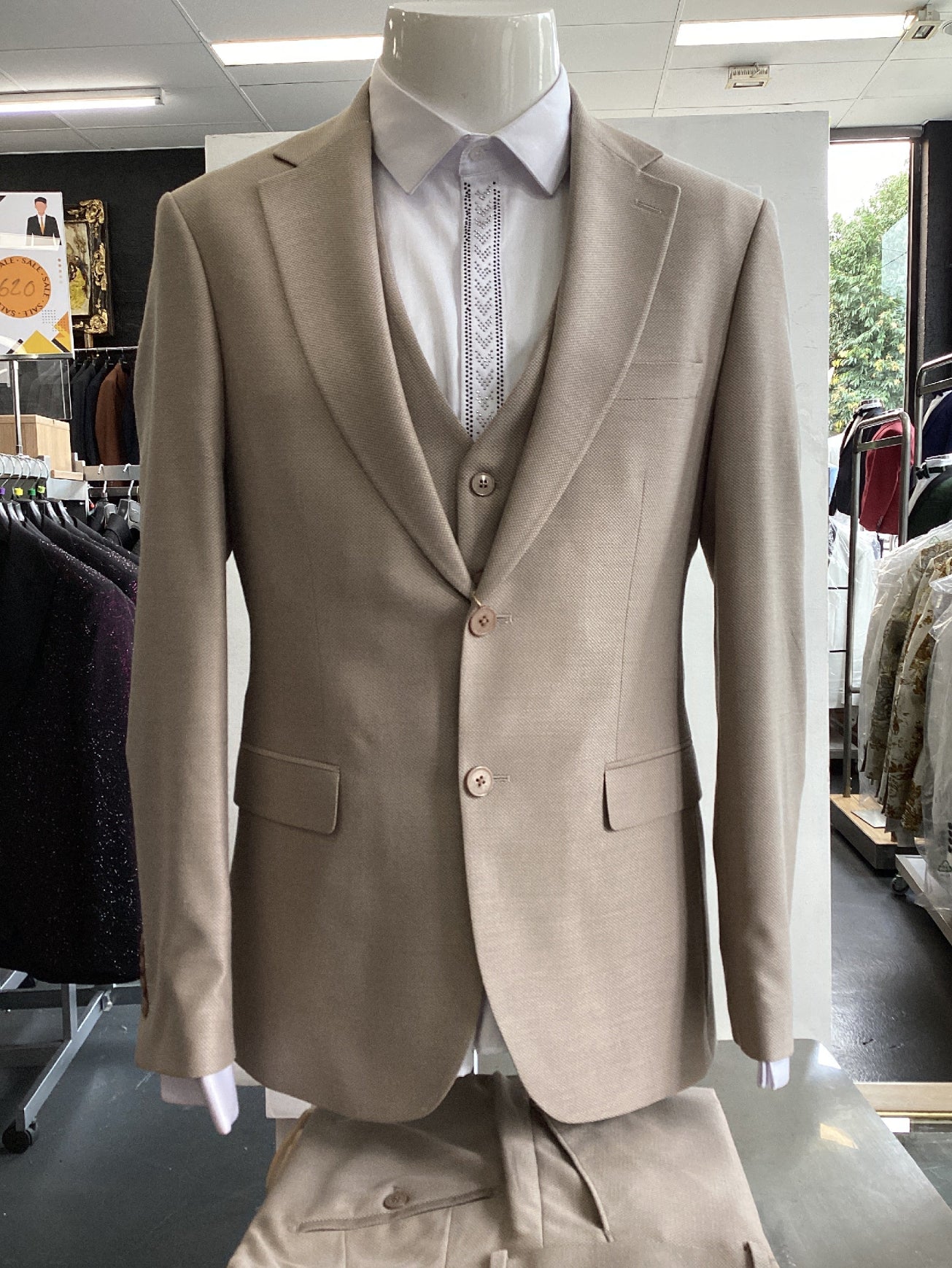 Edgers Men’s Three- Piece Suit