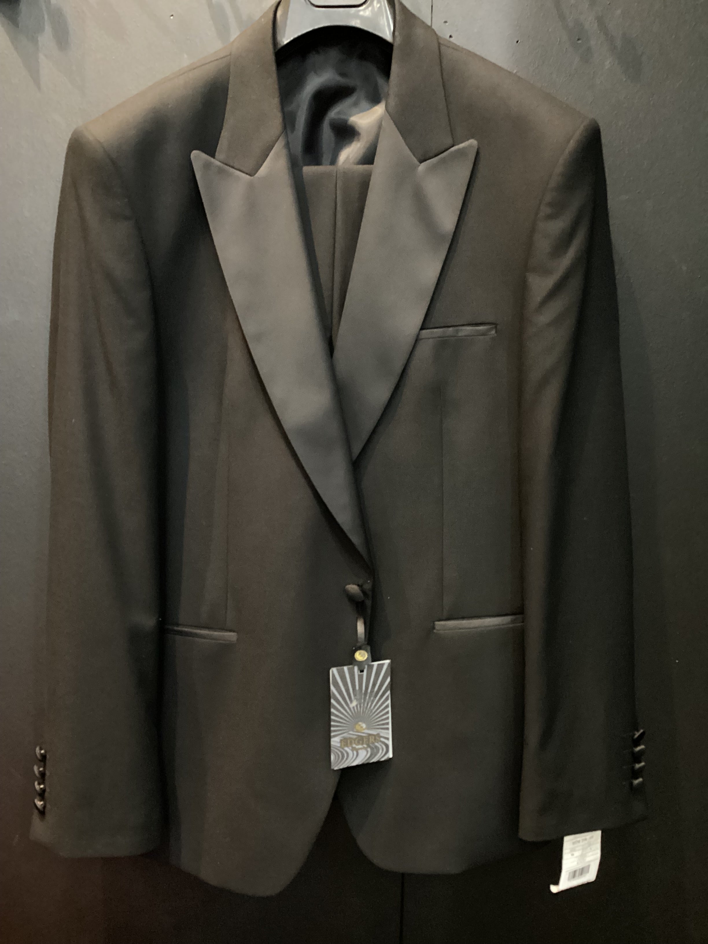 Edgers Men’s Three-Piece Suit