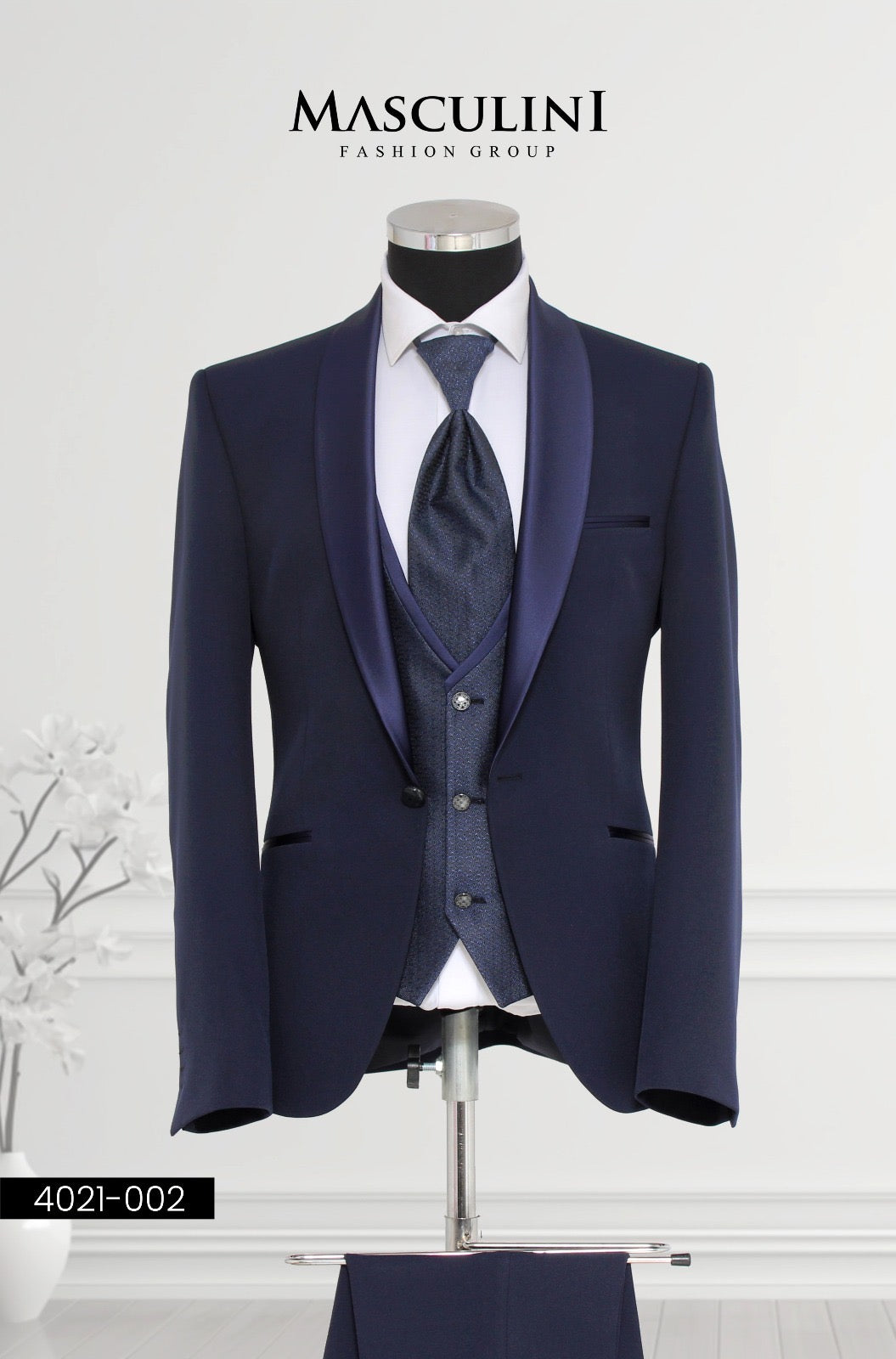 Masculini Men’s Three-Piece Suit + Tie