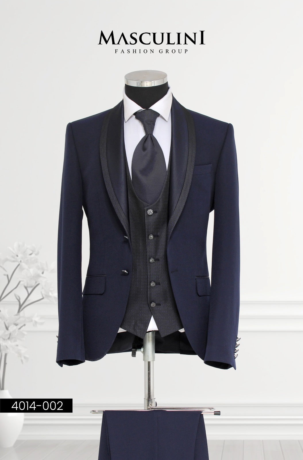 Masculini Men’s Three-Piece Suit + Tie
