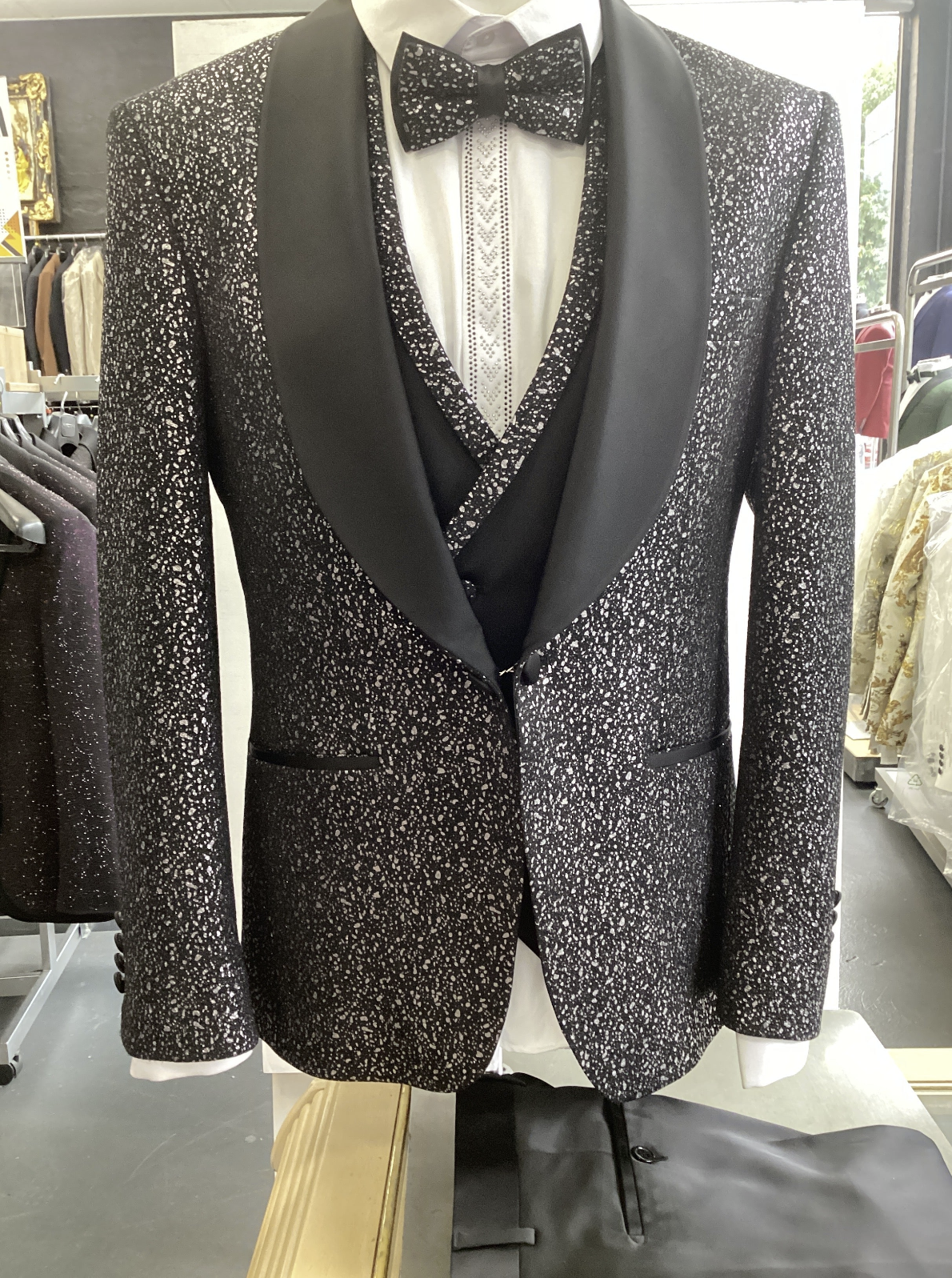 Edgers Men's Three-Piece Suit + Bow tie